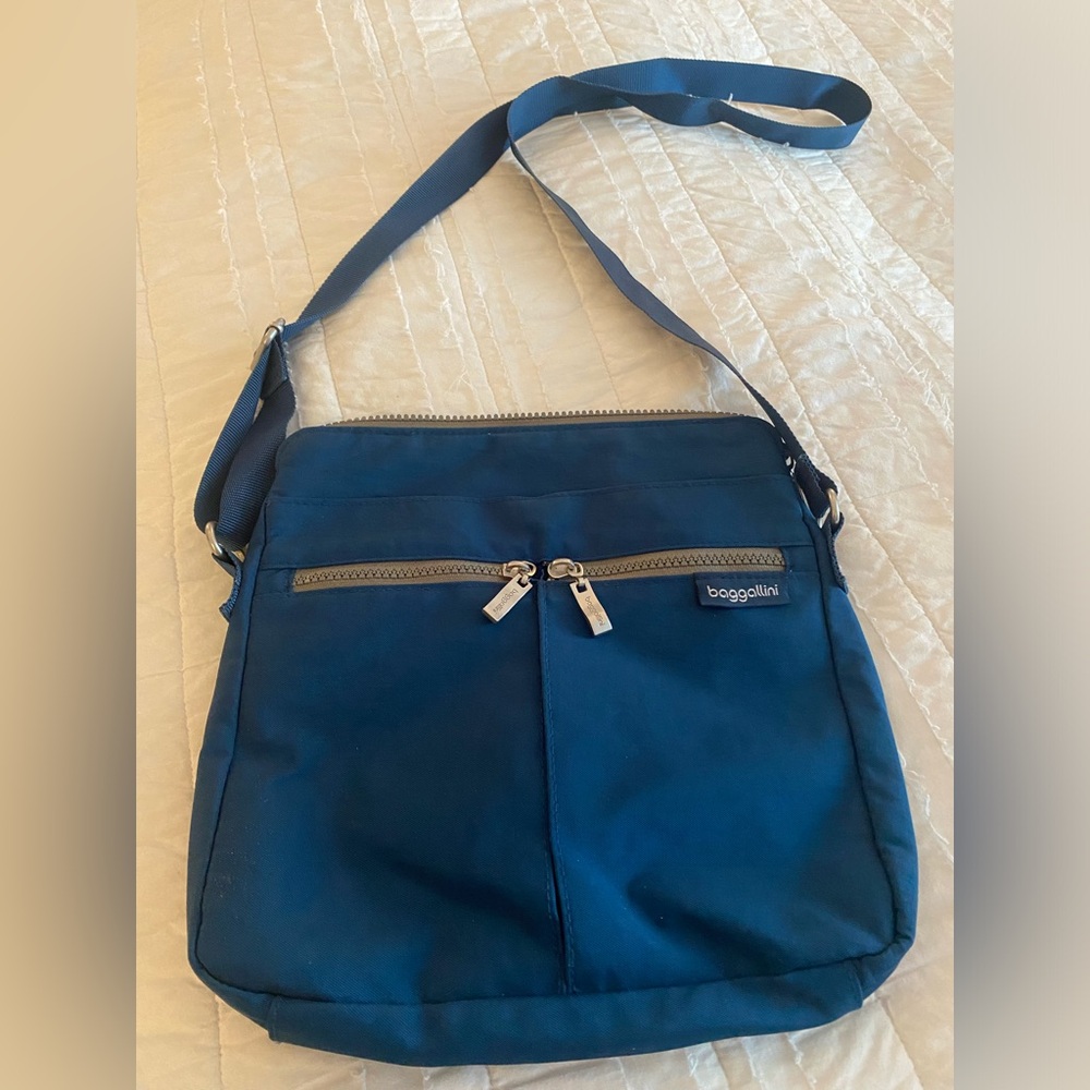 Baggallini Comrade crossbody bag in Pacific Blue